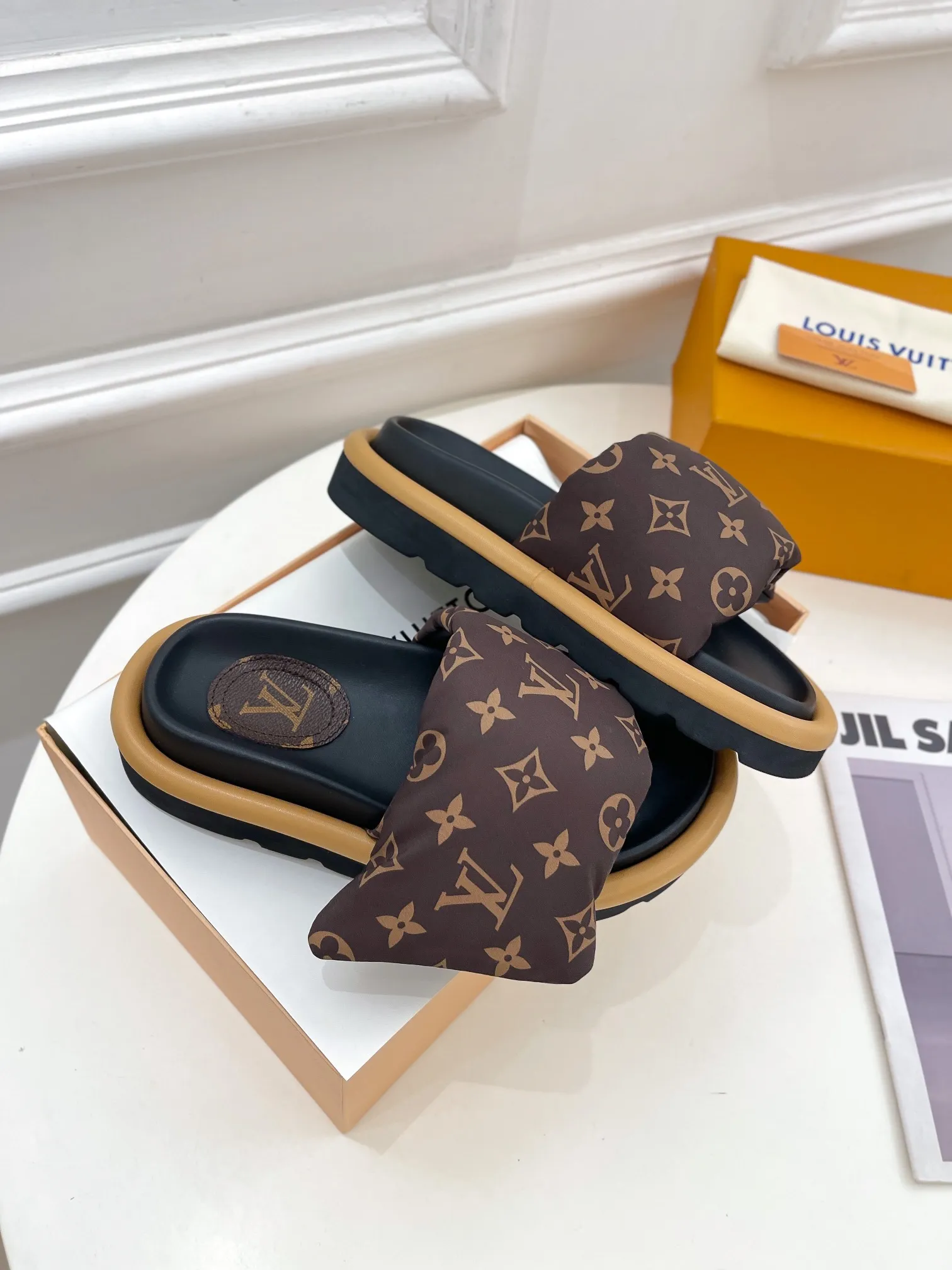 👟👟Ex-factory price P360👟👟 LV | Louis Vuitton ²⁰²³ 𝐬𝐬 🧡💚2023 Spring and Summer New Products The counter features the latest embossed slippers, hard goods, new🆕 Full of high-end feel! A popular model among bloggers at home and abroad, it’s retro and fashionable and looks amazing on your feet! Mainly recommended model on the official website★ ━━━━━ ЅᏇєєt ━━━━━ ▪️Upper: High-customized mercerized cloth➕Embossed ▪️Inner lining: Imported goatskin lining ▪️Outsole: Original open-molded non-slip and wear-resistant foam sole ▪️Code number: women's code 35-40 men's code 39-44